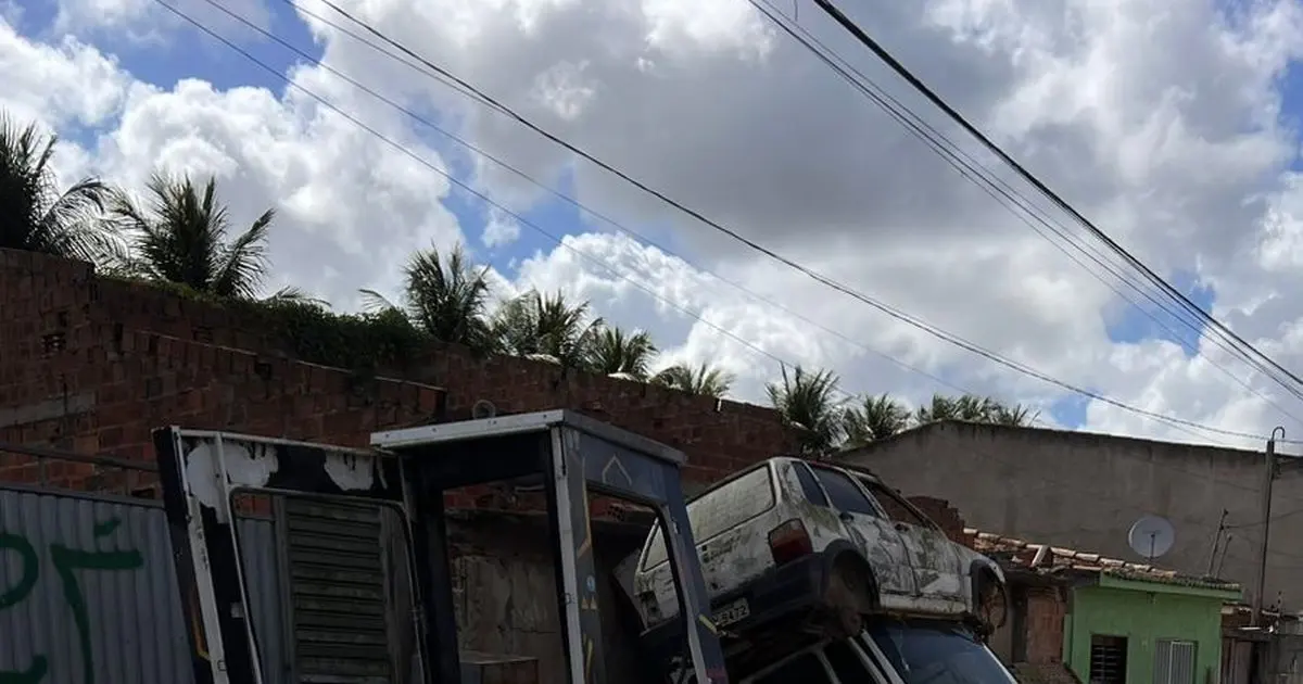 Moradores denunciam ocupação de rua por sucata e risco de acidentes em Arapiraca