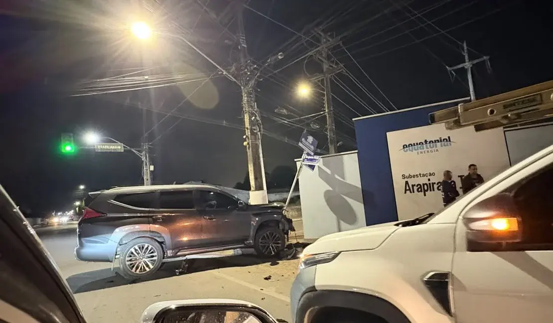 Mulher e criança ficam feridas após motorista avançar sinal e causar acidente