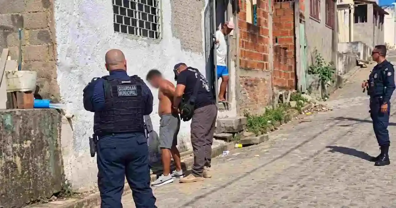 Homem é preso suspeito de ameaçar companheira com faca em União dos Palmares