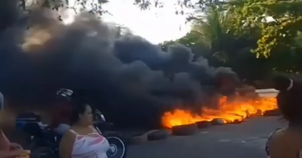 Moradores da Levada bloqueiam avenida em protesto por atraso no aluguel social