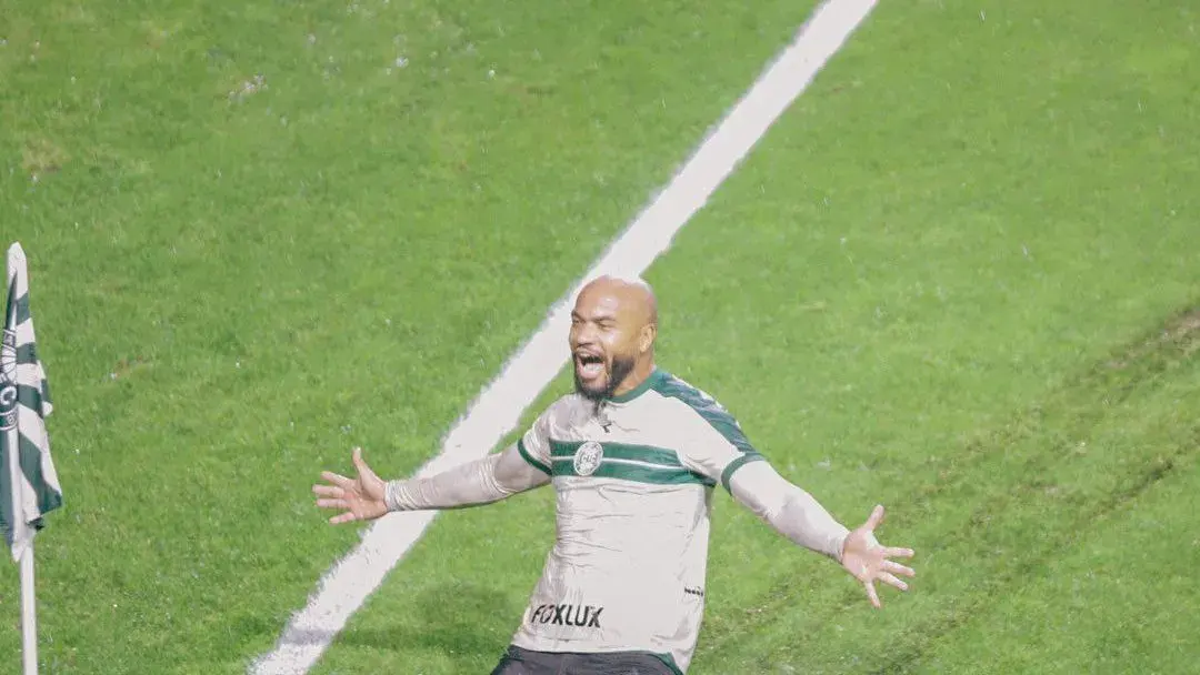 Com um a menos, Coritiba busca empate com Athletico-PR no fim