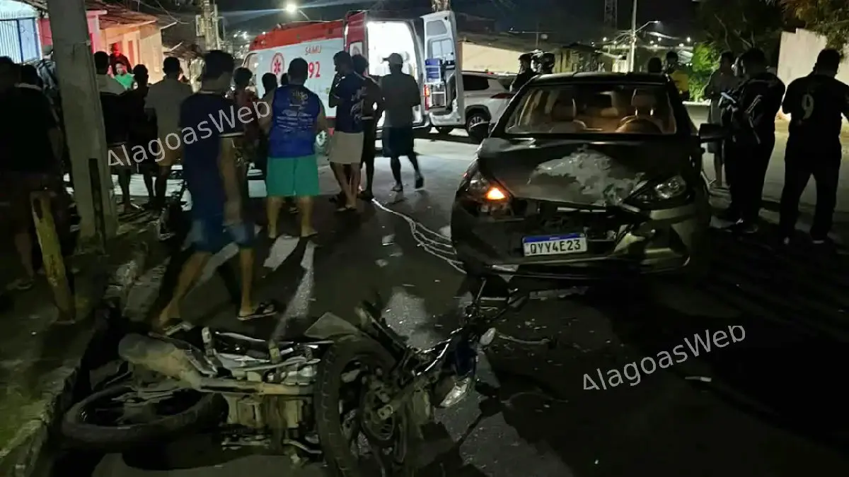 Colisão entre carro e moto deixa jovem de 20 anos ferido