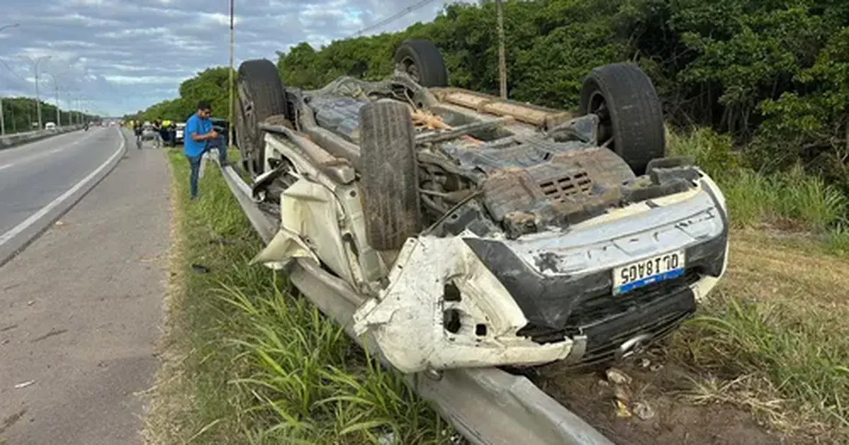 SW4 capota na AL-101 Sul após motorista perder controle em curva