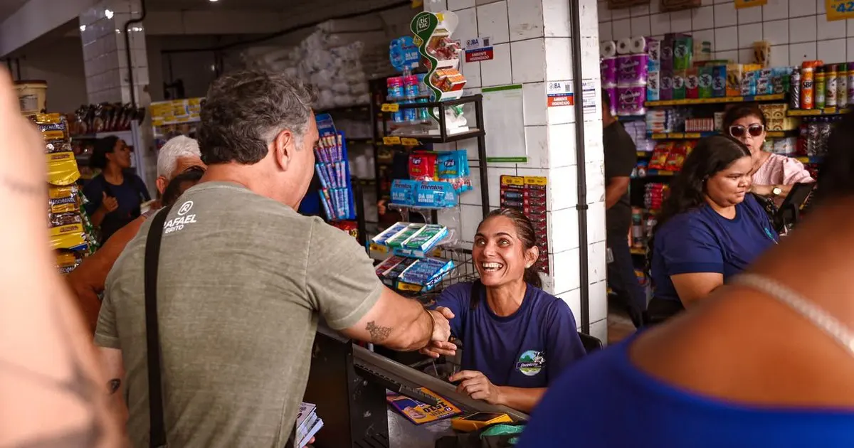 Durante caminhada no Jacintinho, Rafael Brito destaca impacto econômico do Escola 10 e Pé-de-Meia no comércio local