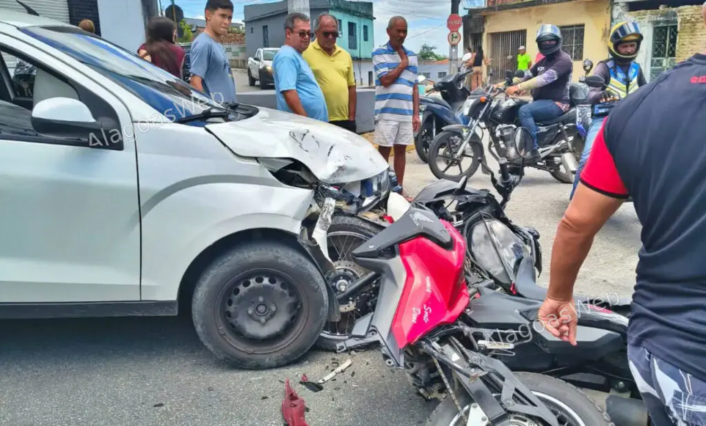 Carro e moto colidem de frente em São Miguel dos Campos, no interior de Alagoas