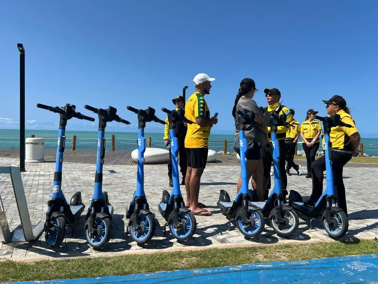 DMTT aborda usuários de patinetes e bicicletas elétricas em Maceió; saiba o motivo