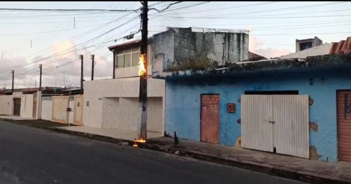 Rede de telefonia pega fogo em poste no Graciliano Ramos, em Maceió