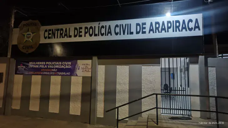 Homem com mandado de prisão é capturado após tentar esconder documento