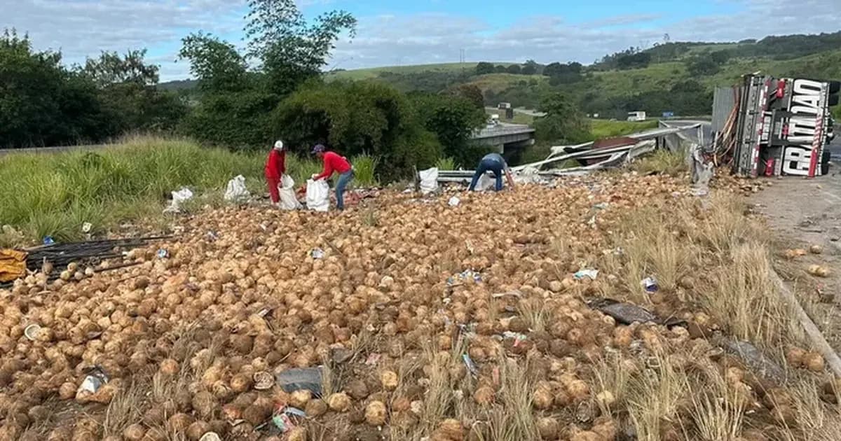 Motorista morre após caminhão capotar e carga de coco ser saqueada na BR-101