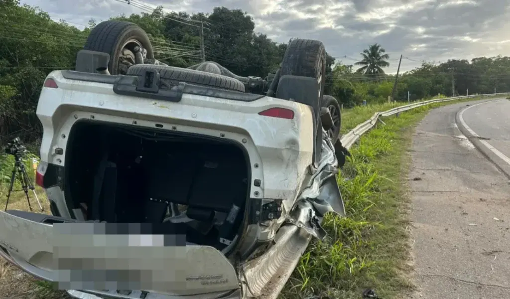 Quatro trabalhadores escapam ilesos após carro capotar na AL-101 Sul