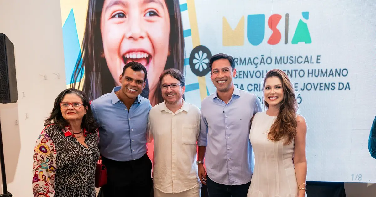Prefeito Rodrigo Cunha e primeira-dama Millane Hora lançam projeto de música para alunos da rede municipal