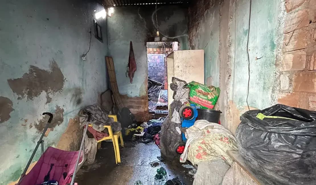Casa pega fogo pela 2ª vez em Maceió e morador é encontrado dormindo na calçada