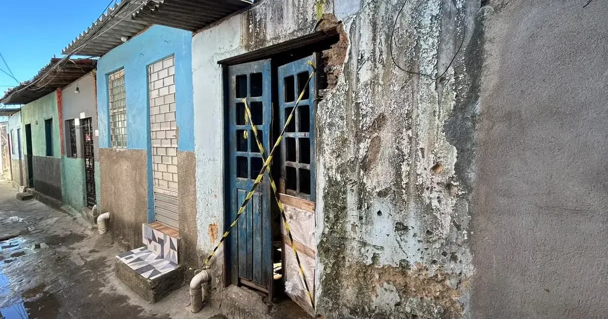 Incêndio atinge casa no bairro da Levada e morador é resgatado por vizinhos