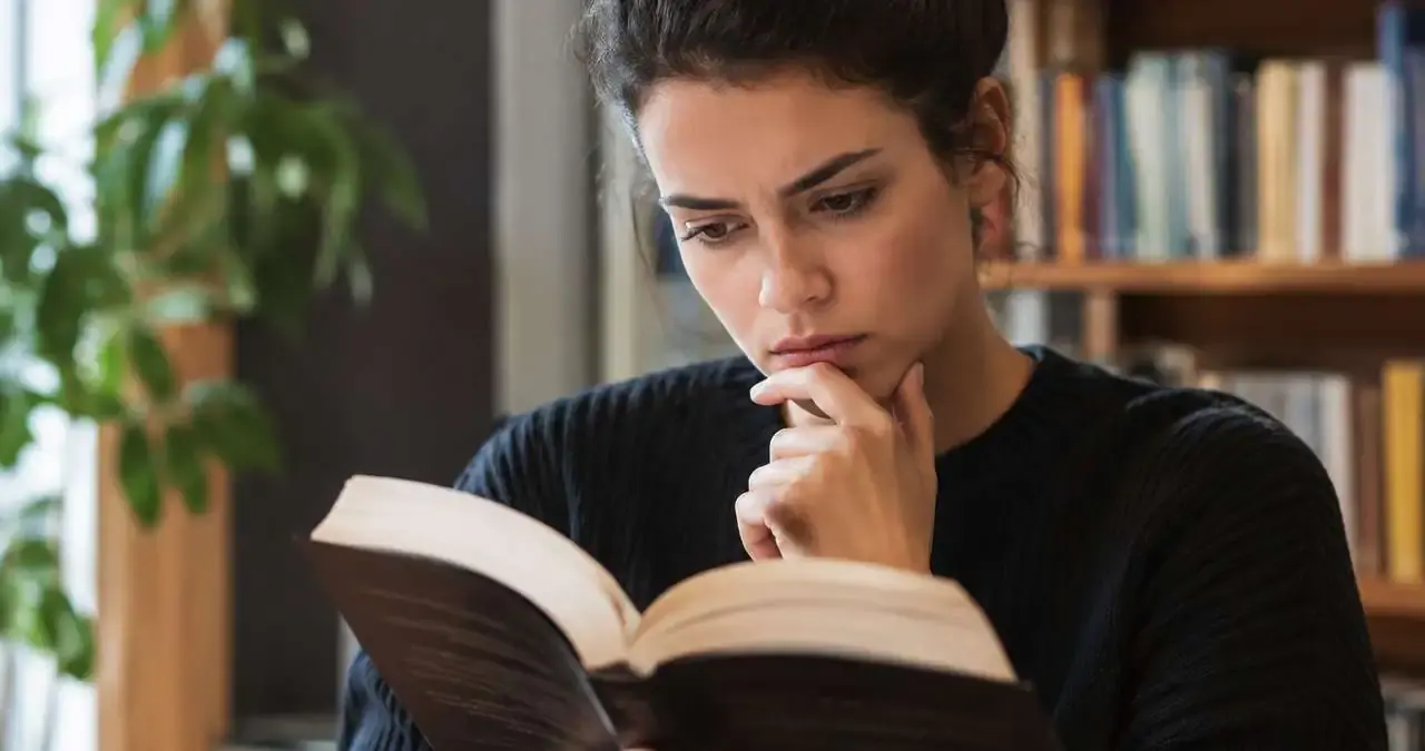 Esses 7 livros importantes vão te ajudar a desenvolver o pensamento crítico e reavaliar sua visão sobre o mundo: confira