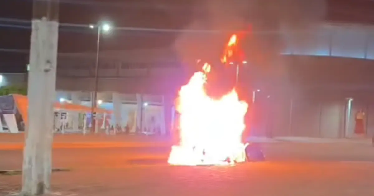 Moto pega fogo em frente a shopping no Benedito Bentes, em Maceió