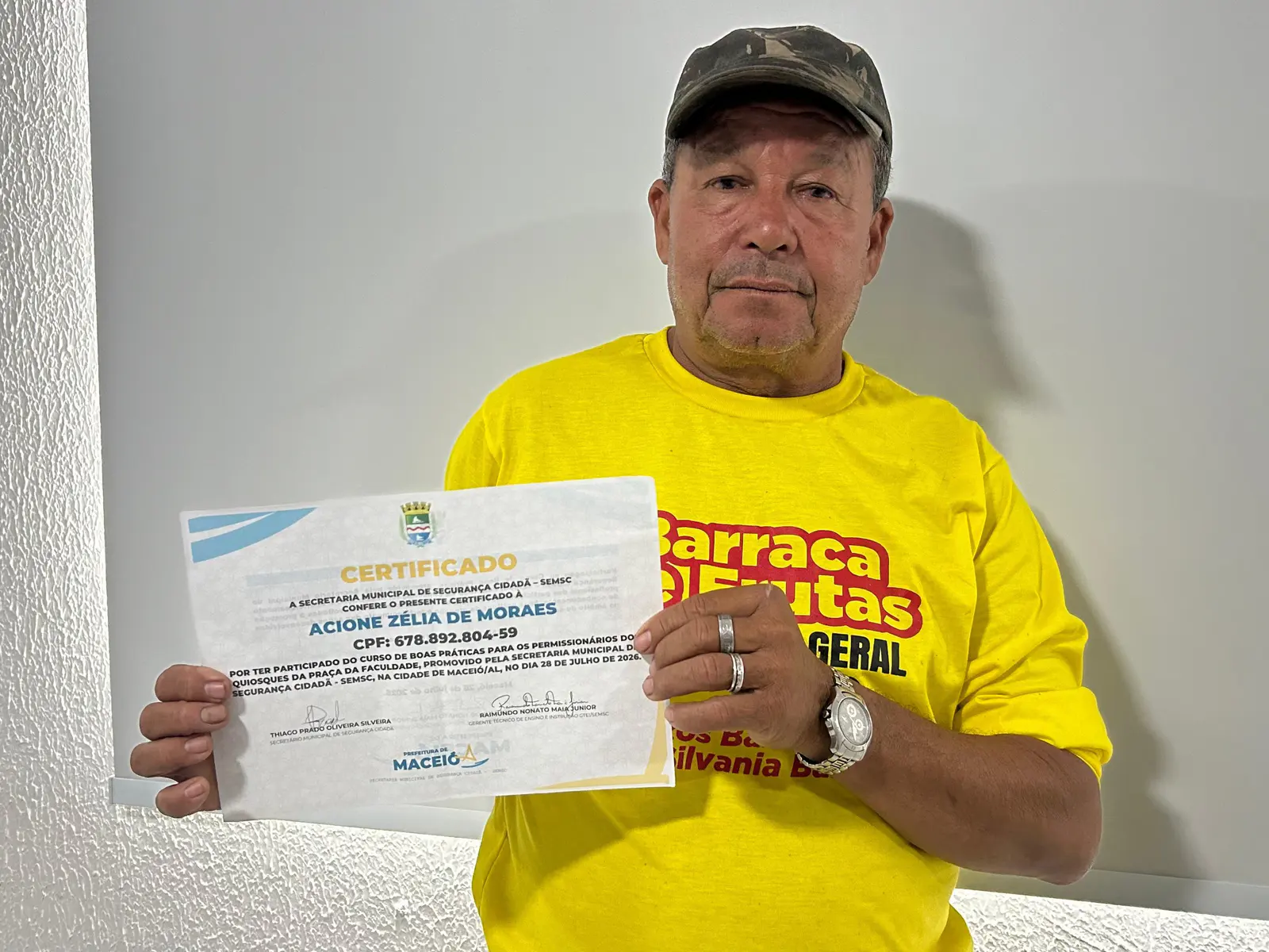 Permissionários da Praça da Faculdade recebem boxes e certificados em Maceió