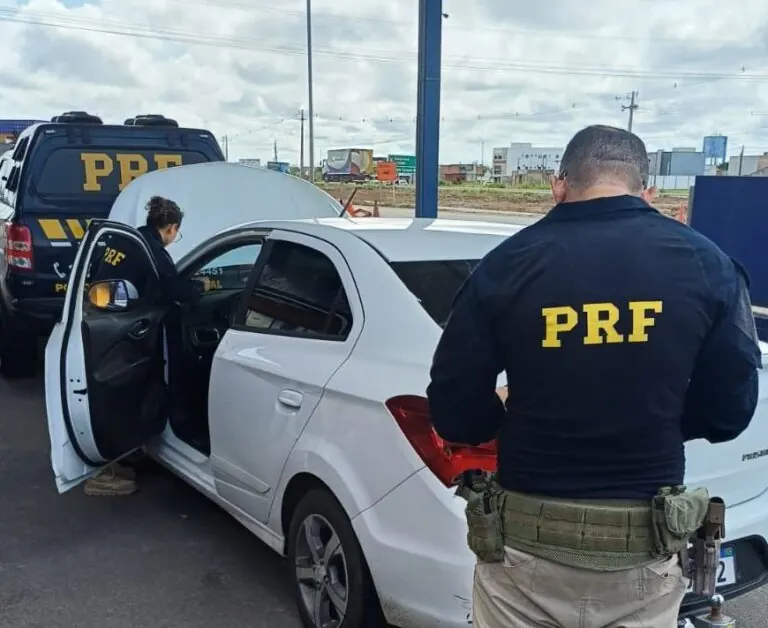 Veículo recuperado pela PRF durante fiscalização na BR-101